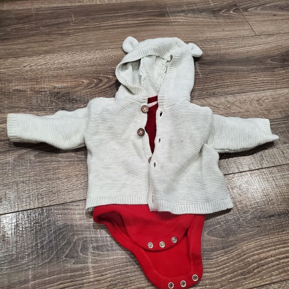 Baby Outfit Set Size 0-3M with a Cute Onesie and Bear Hoodie Sweater 2 Pieces